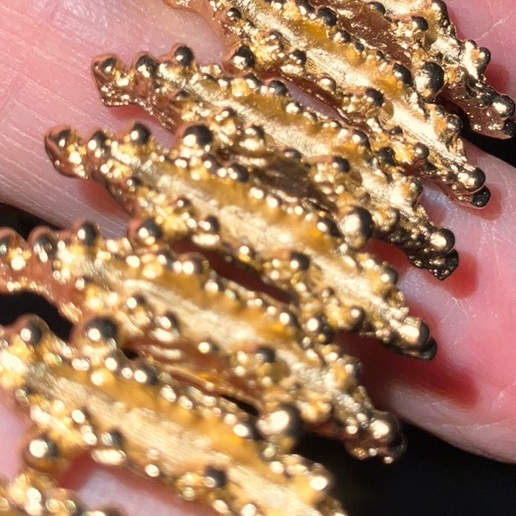 Avon 1972 Starflower Textured Sculptural Modernist Gold Toned Metal Bracelet - Picture 3 of 11
